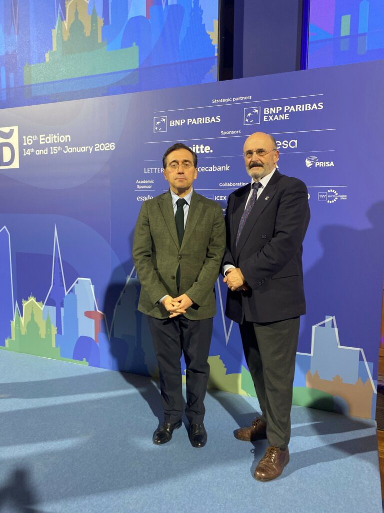 El presidente de los Procuradores de España, Ricardo Garrido, destaca en el Spain Investors Day como representante de una profesión liberal esencial para la seguridad jurídica