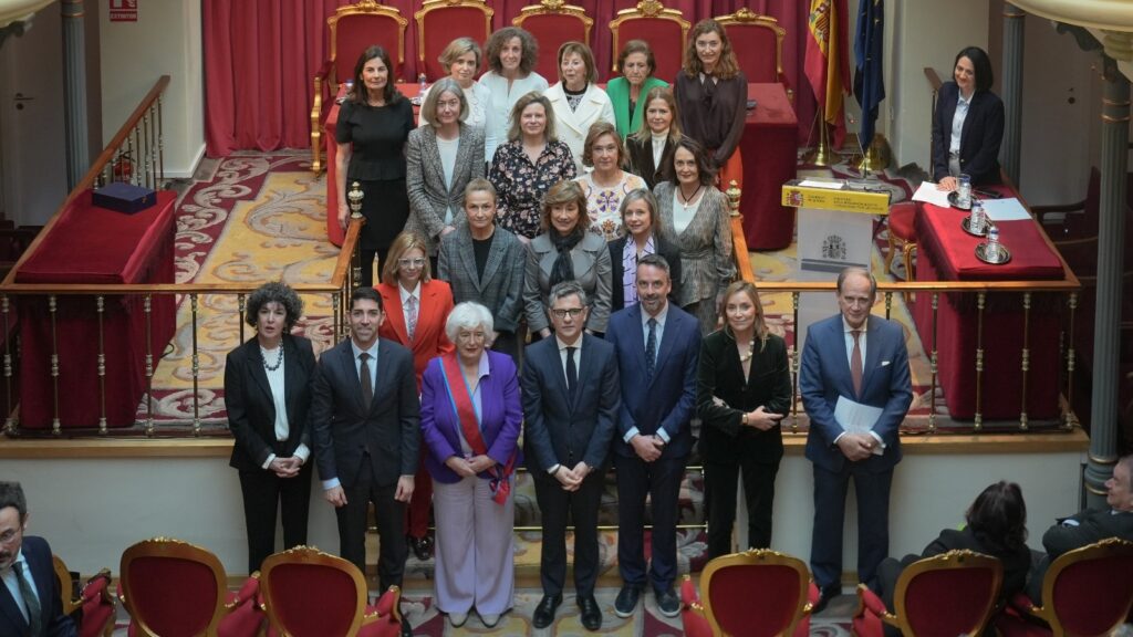 La tesorera del Consejo General de Procuradores de España, María Granizo, distinguida con la Orden de San Raimundo de Peñafort