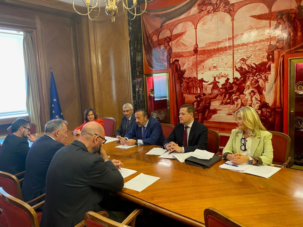 El Consejo General de Procuradores continúa su ronda parlamentaria y expone a Sumar las prioridades de la profesión para los próximos diez años